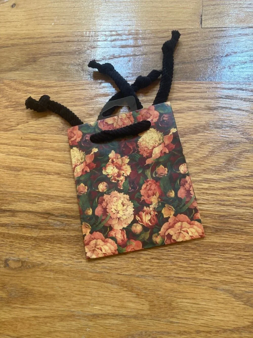 12 Gift Bags & 6 Packs of Tissue Paper